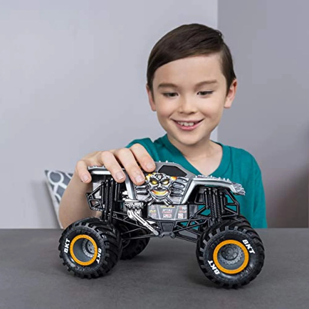 Max D Die-Cast Monster Truck 1:24 Scale R7552