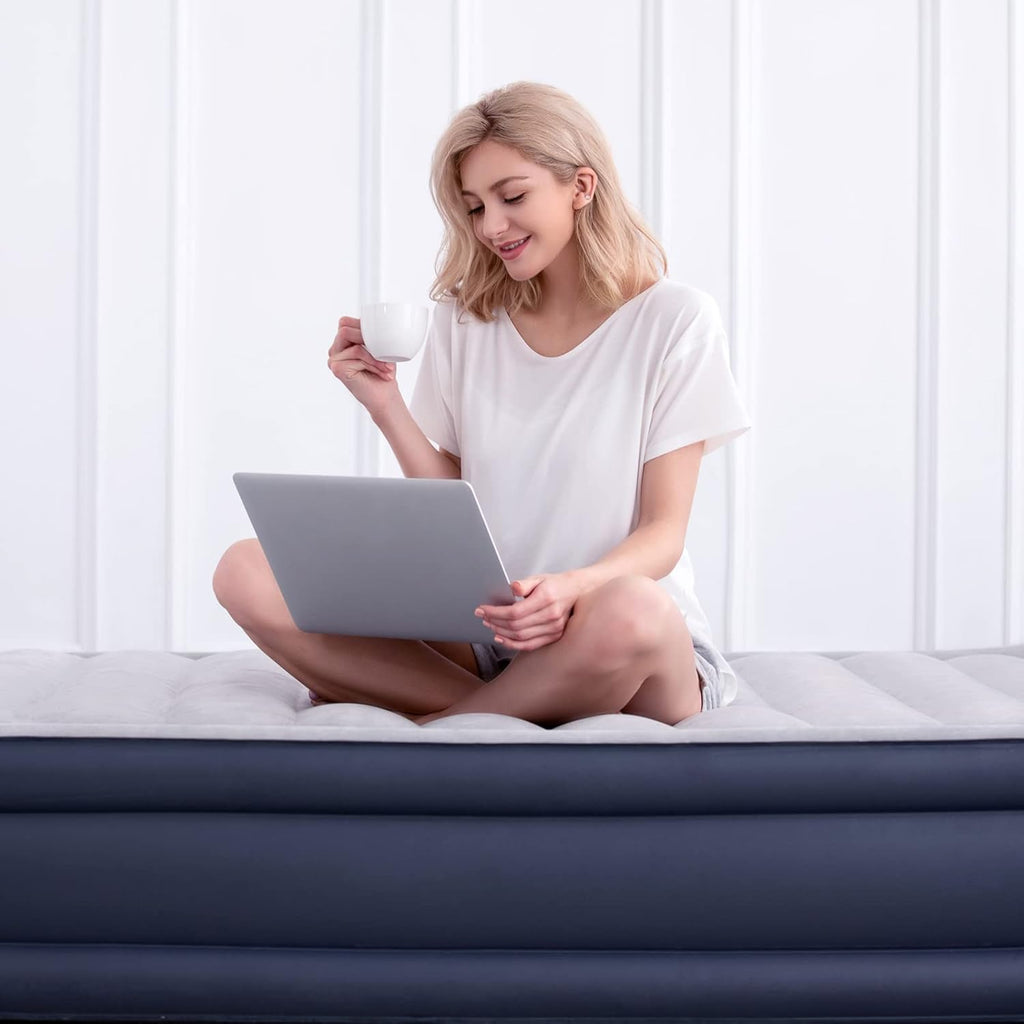 Full Luxury Queen Air Mattress with Built in Pump C4820