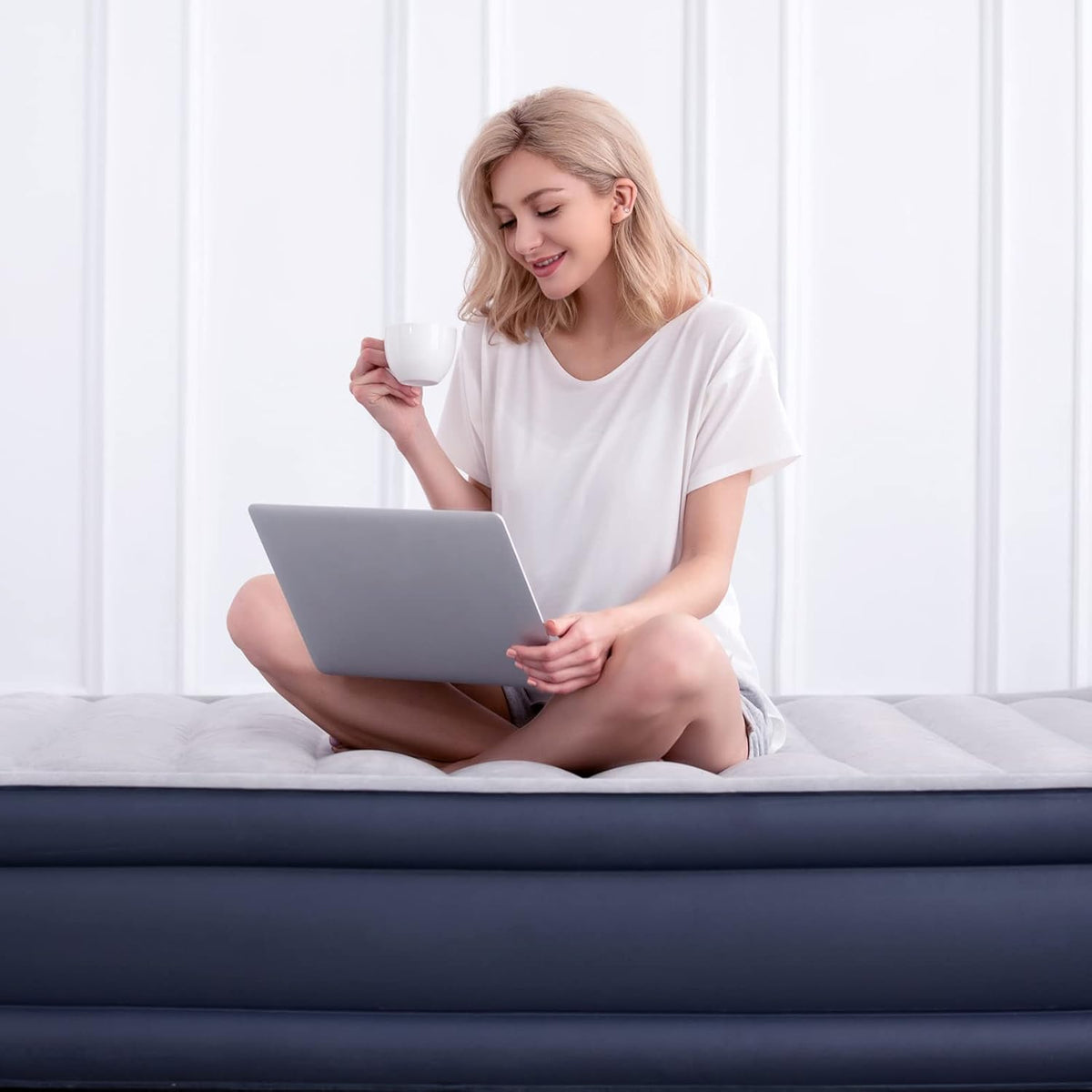 Full Luxury Queen Air Mattress with Built in Pump C4820